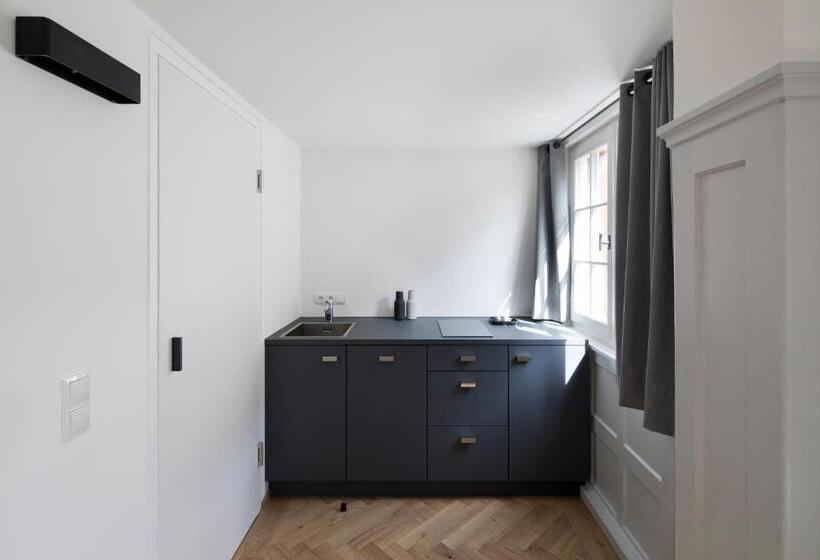 スタンダードスタジオ, Krone Hard   Self Check In