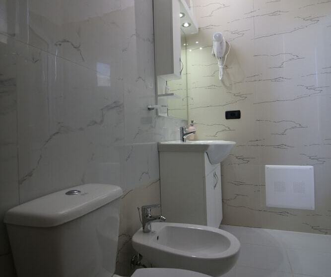 חדר דלוקס, Orestiada