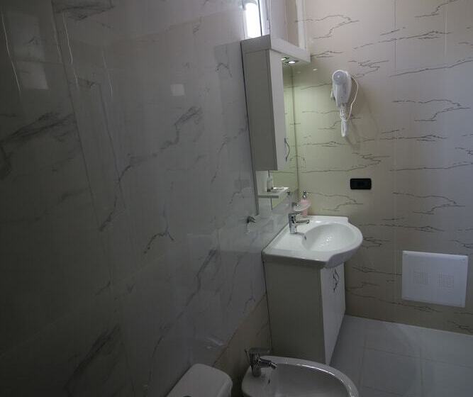 חדר דלוקס, Orestiada