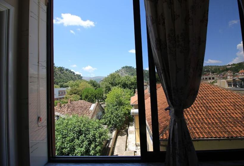 חדר דלוקס, Orestiada