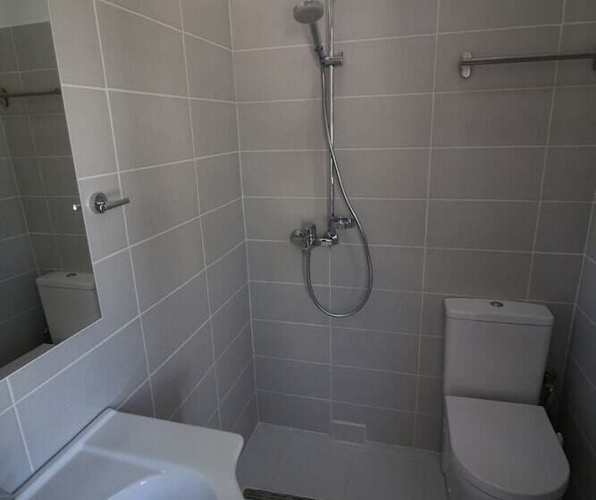 חדר סטנדרט לשלושה, Orestiada