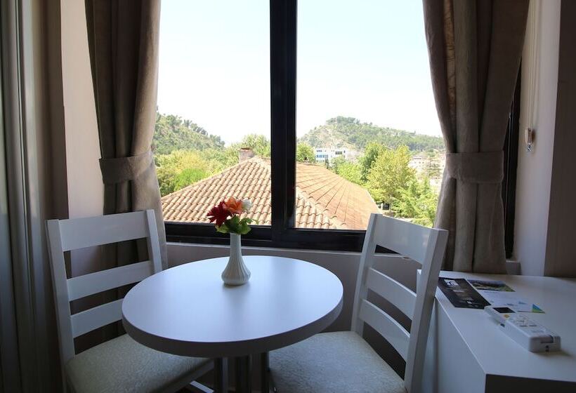 חדר סטנדרט לשלושה, Orestiada