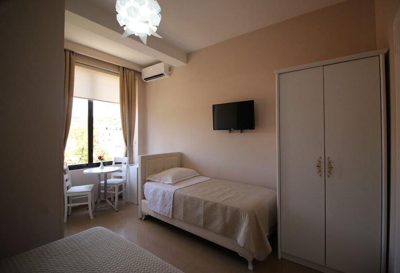 חדר סטנדרט לשלושה, Orestiada