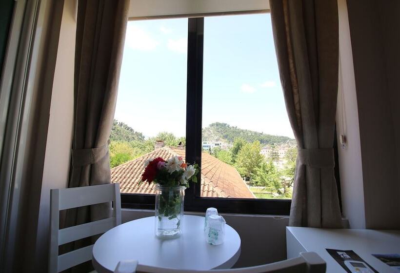 חדר סטנדרט לשלושה, Orestiada