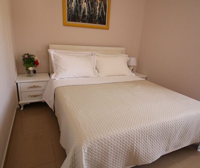 חדר סטנדרט לשלושה, Orestiada