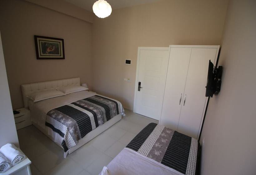 חדר סטנדרט לשלושה, Orestiada