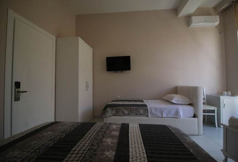 חדר סטנדרט לשלושה, Orestiada