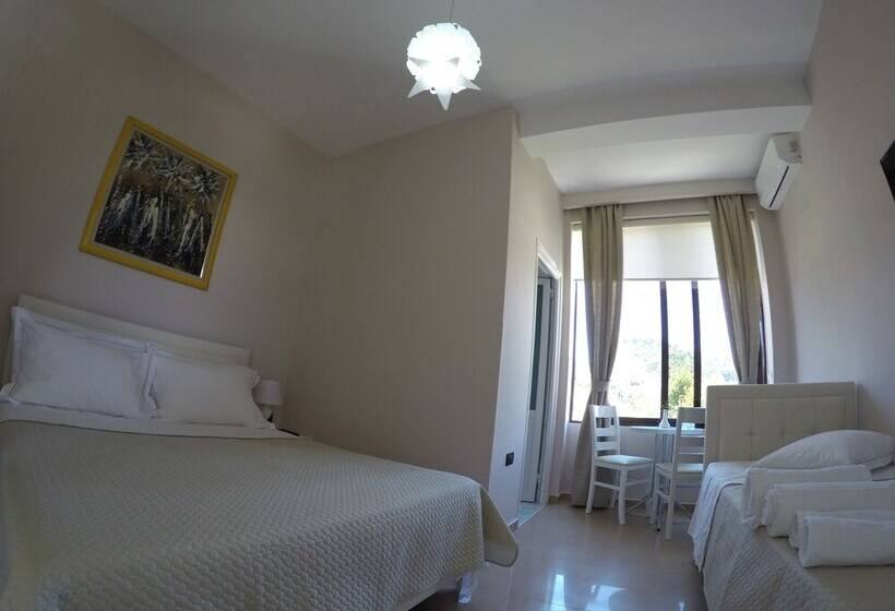 חדר סטנדרט לשלושה, Orestiada