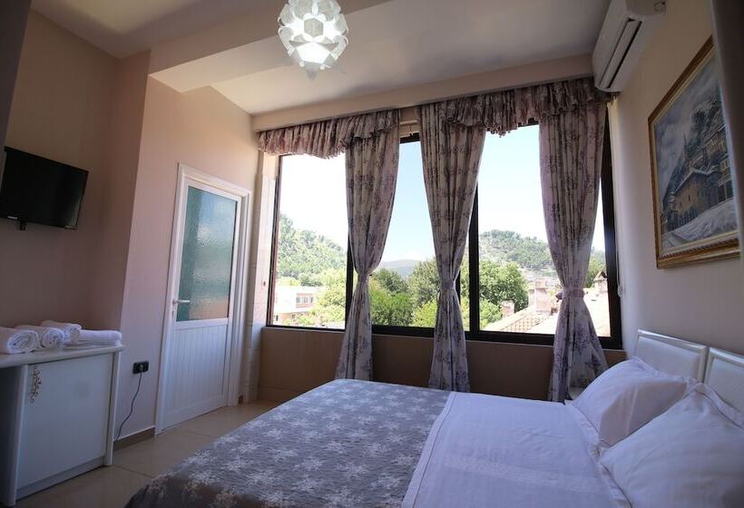 חדר סטנדרט לשלושה, Orestiada