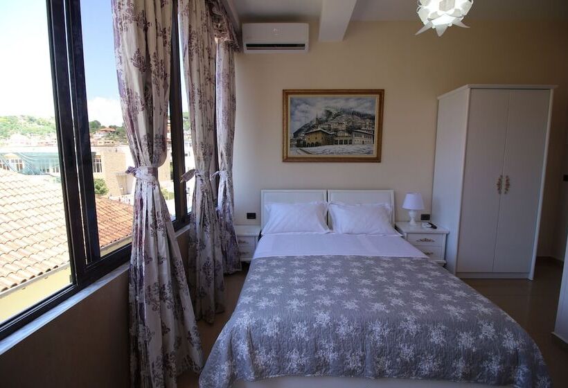 חדר סטנדרט לשלושה, Orestiada