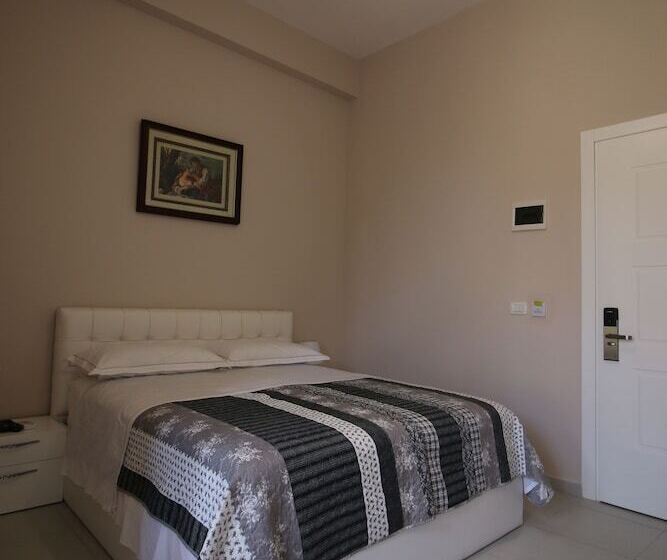 חדר סטנדרט לשלושה, Orestiada