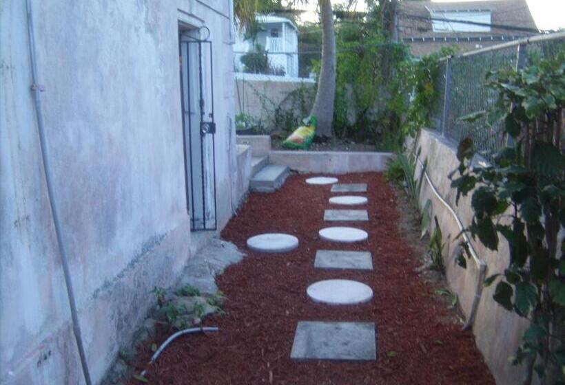 اتاق لوکس, Hillcrest