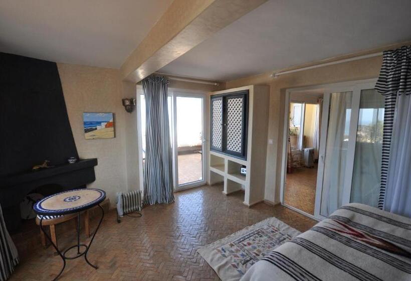 Студия Стандарт Вид на Море, Sallys