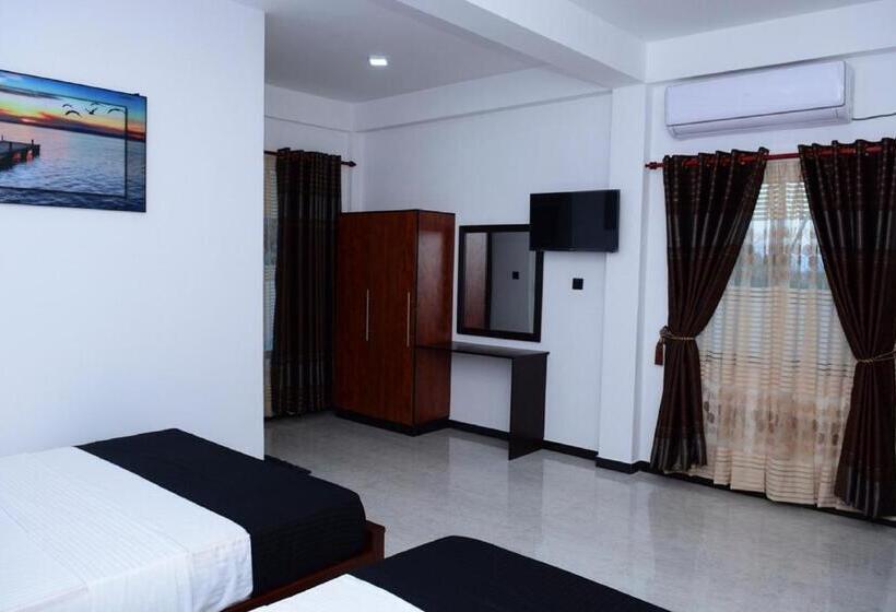 패밀리 룸, Liyonaa Beach