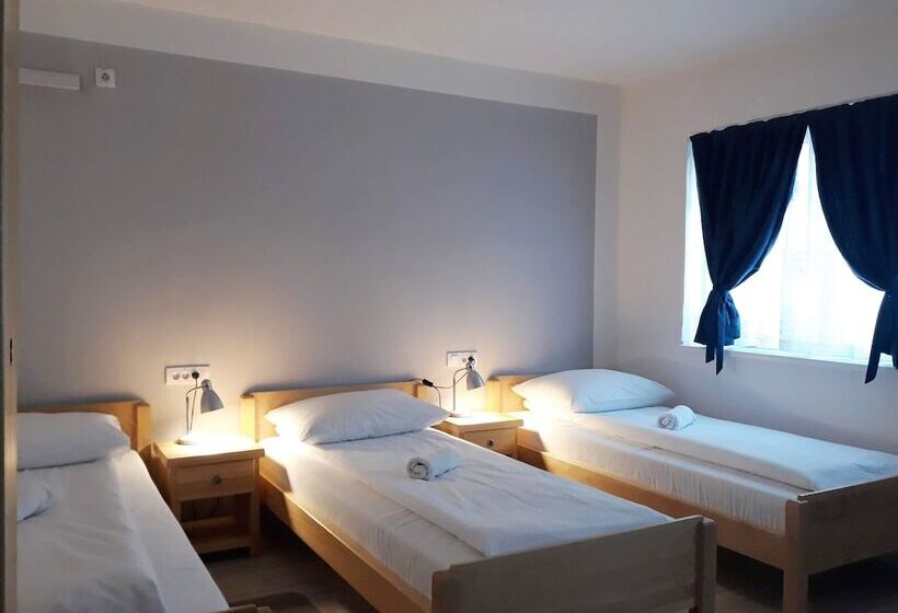 اتاق استاندارد سه نفره, Bloom Inn