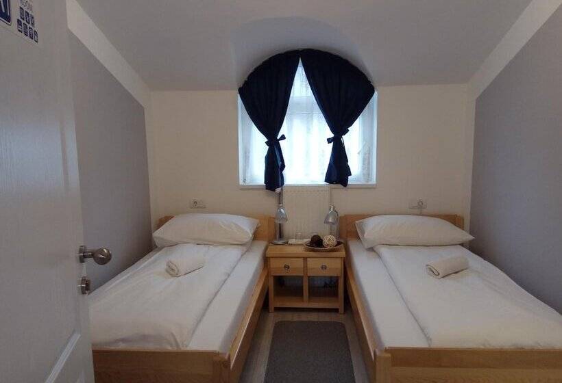 اتاق استاندارد سه نفره, Bloom Inn