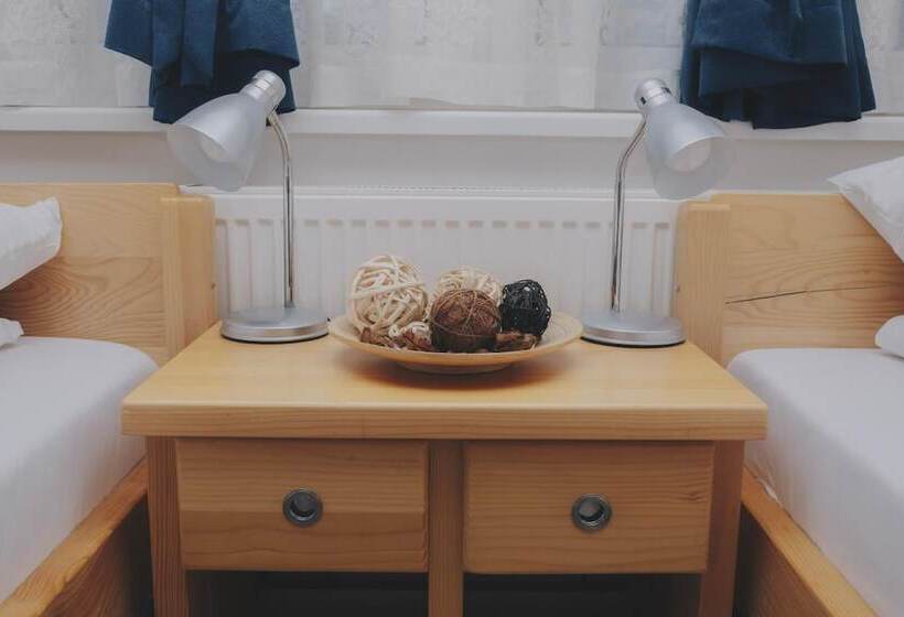 اتاق استاندارد سه نفره, Bloom Inn