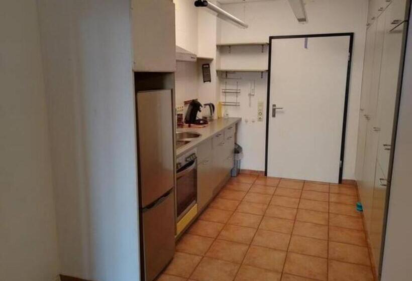 2 Sovrums Lägenhet, Atelier Guesthouse