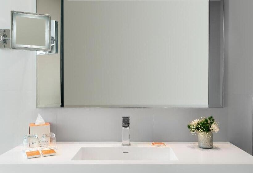 スタンダードシティビュールーム, Centro Westside By Rotana