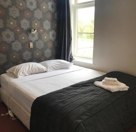 اتاق راحتی سه تخته, Criterion Club