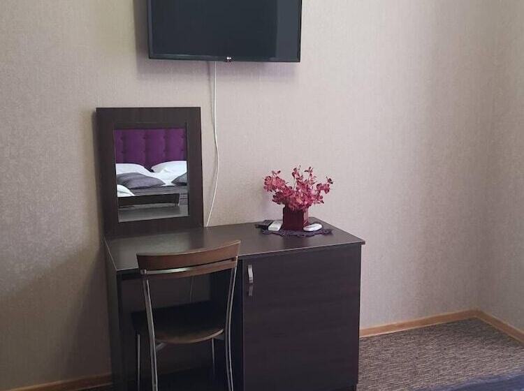 اتاق خانوادگی, Makona