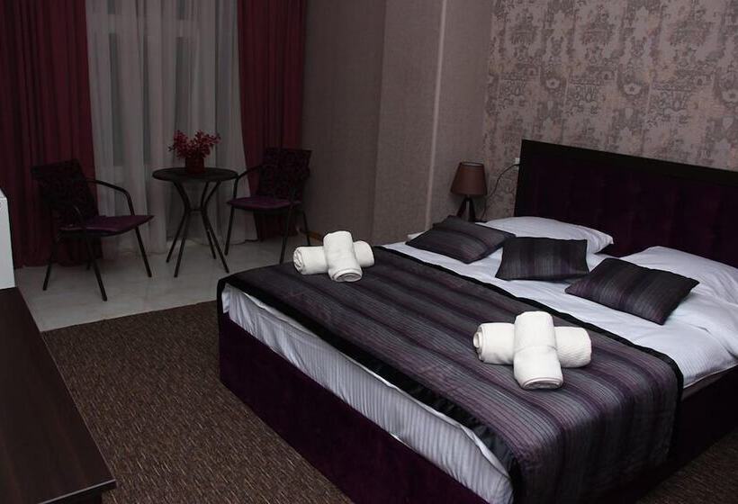 اتاق خانوادگی, Makona