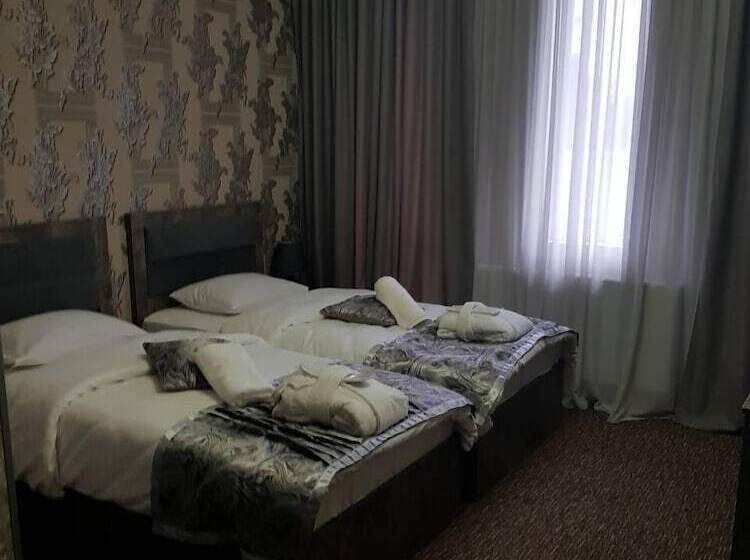 اتاق خانوادگی, Makona