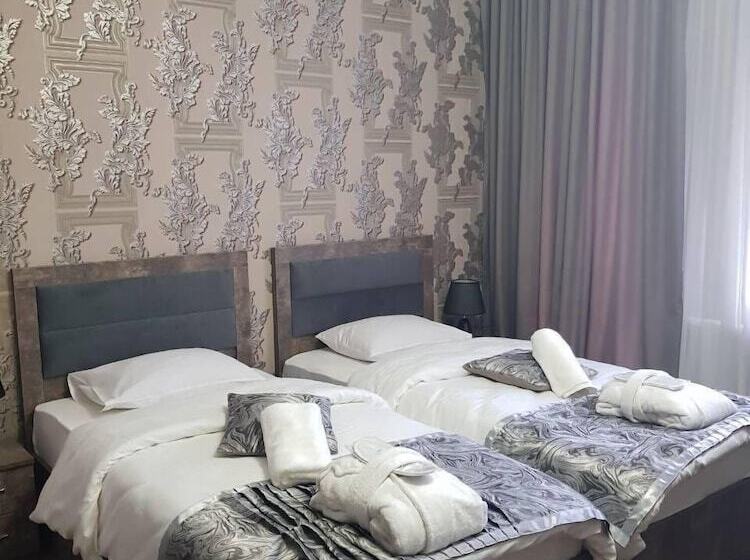 اتاق خانوادگی, Makona