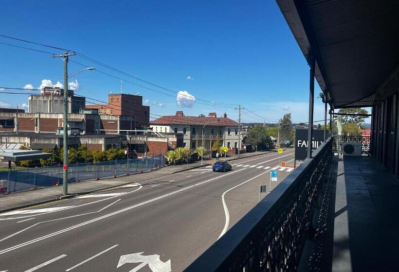 基本间, The Family