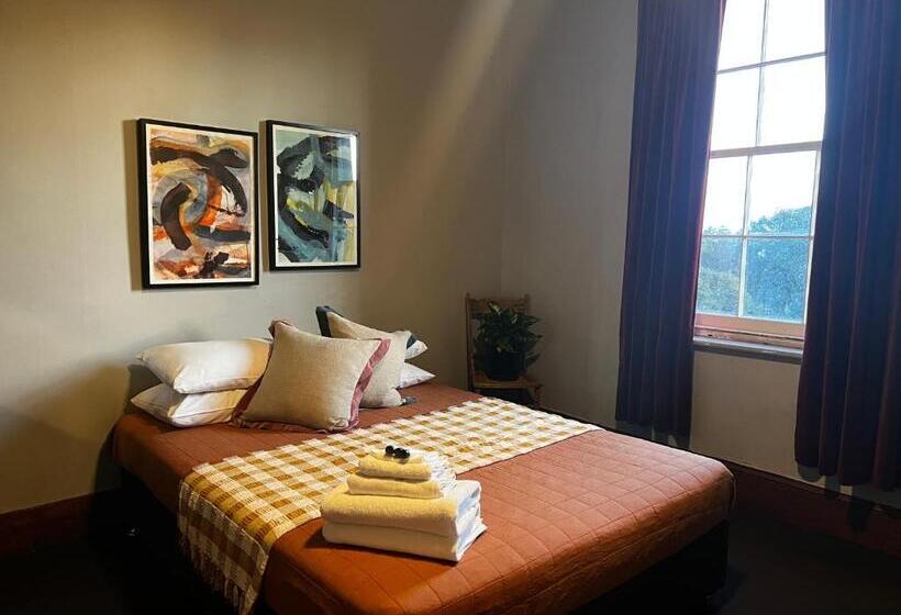 标准间, The Family