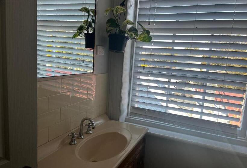 带2个卧室的套房, The Family