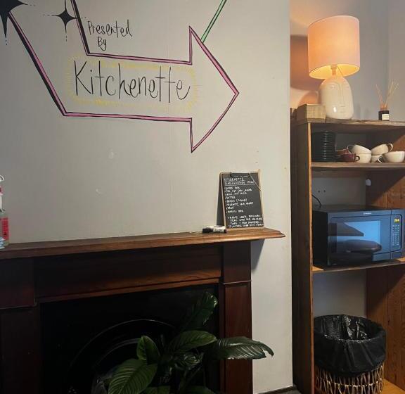 带2个卧室的套房, The Family