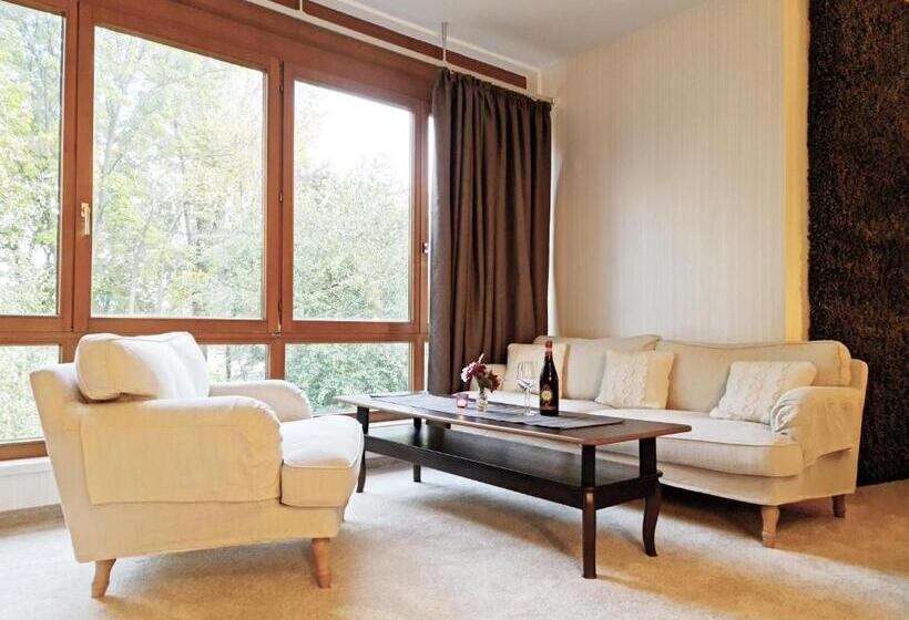 سوییت جونیور, River Lodge