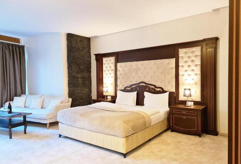 سوییت جونیور, River Lodge