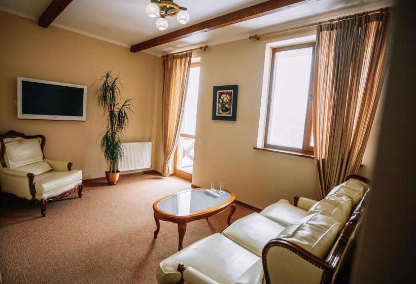 سوئیت با بالکن, Shovkova Kositsya