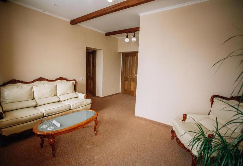 سوئیت با بالکن, Shovkova Kositsya