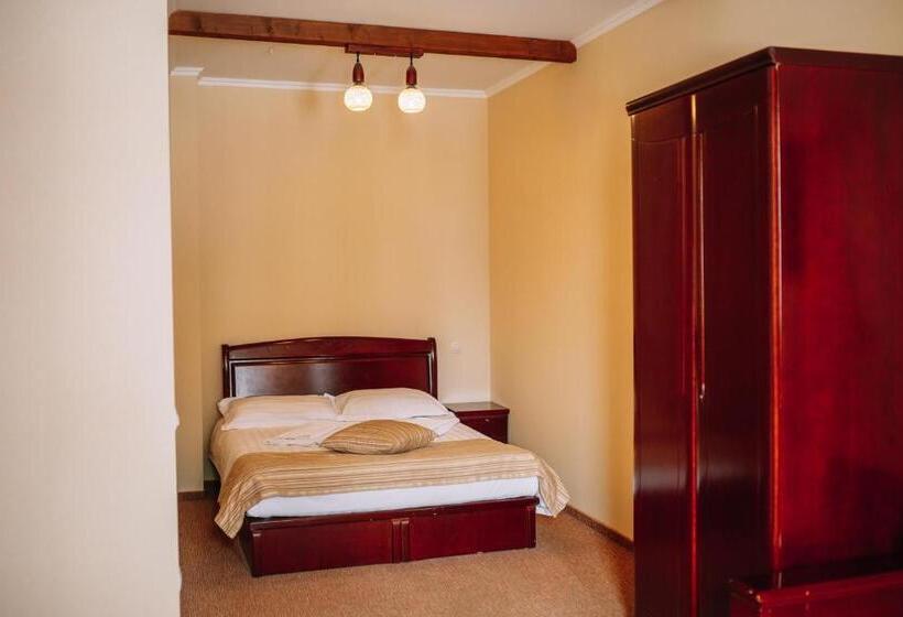 اتاق استاندارد سه نفره, Shovkova Kositsya