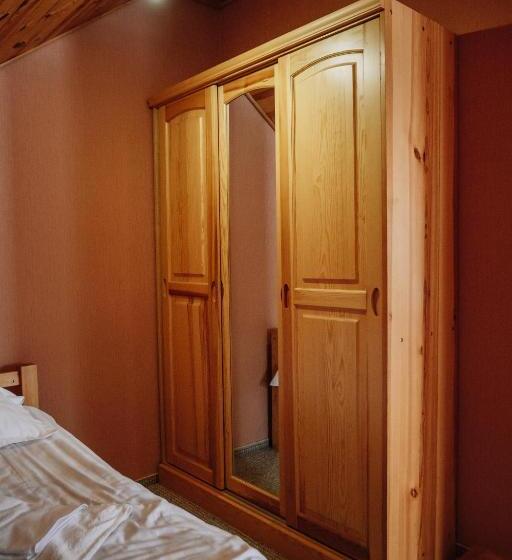 اتاق استاندارد سه نفره, Shovkova Kositsya