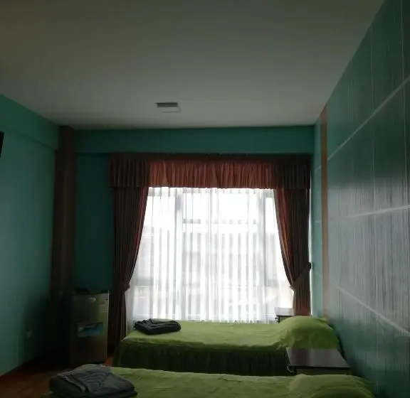 اتاق استاندارد سه نفره, The Oruro Inn