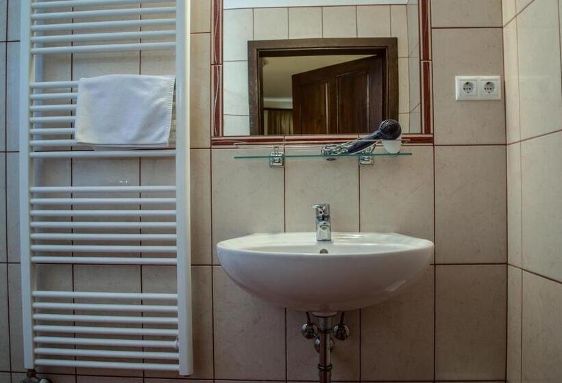 デラックスルーム, Nádasdi Ház