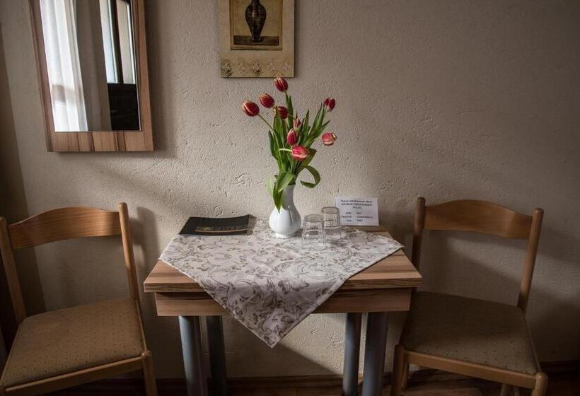 デラックスルーム, Nádasdi Ház