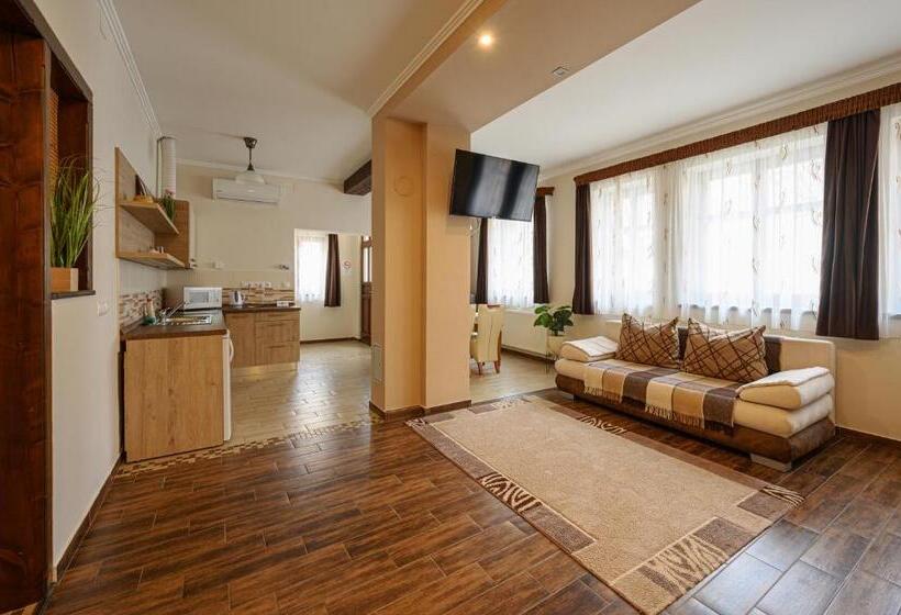 デラックスファミリールーム, Nádasdi Ház