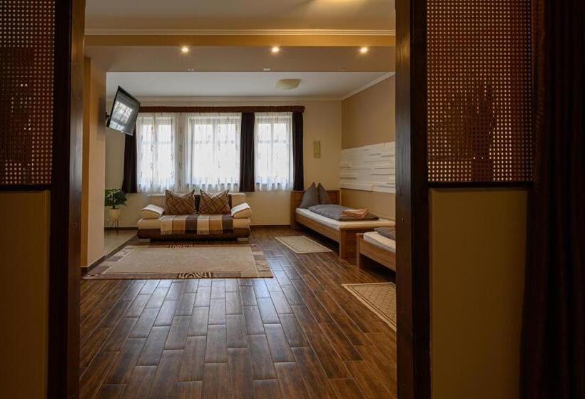 デラックスファミリールーム, Nádasdi Ház