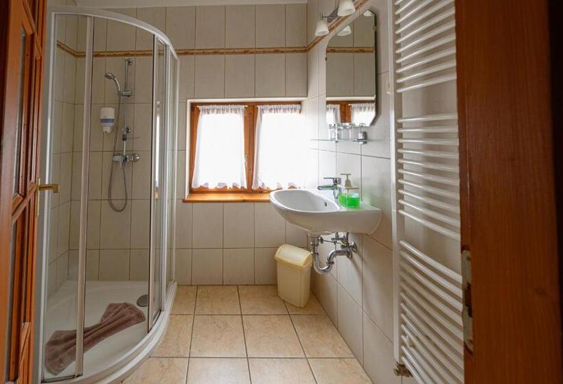 スタンダードルーム, Nádasdi Ház