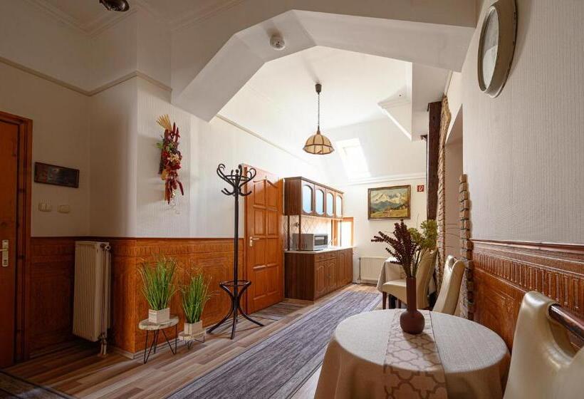 スタンダードルーム, Nádasdi Ház