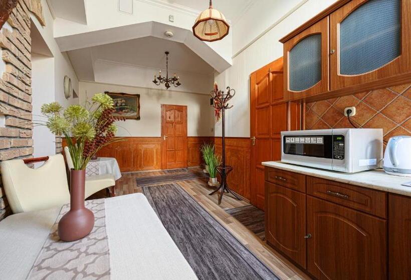 スタンダードルーム, Nádasdi Ház