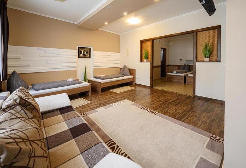 デラックスファミリールーム, Nádasdi Ház