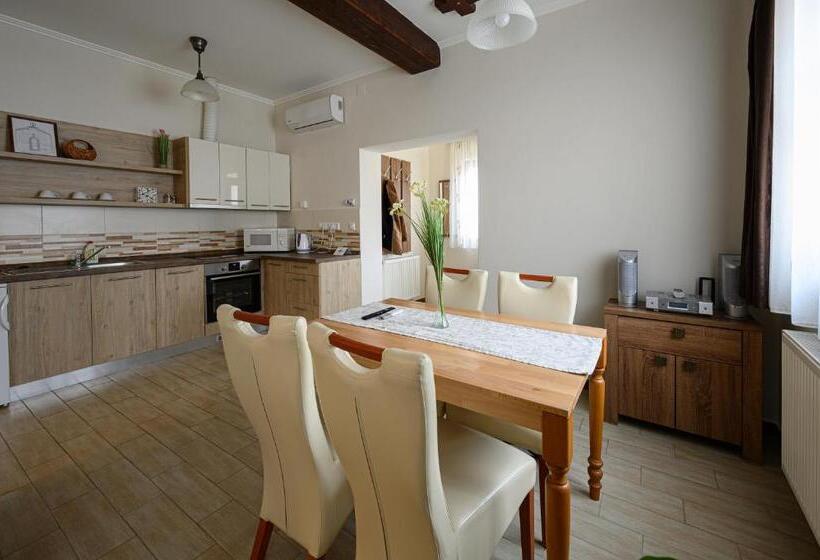 デラックスファミリールーム, Nádasdi Ház