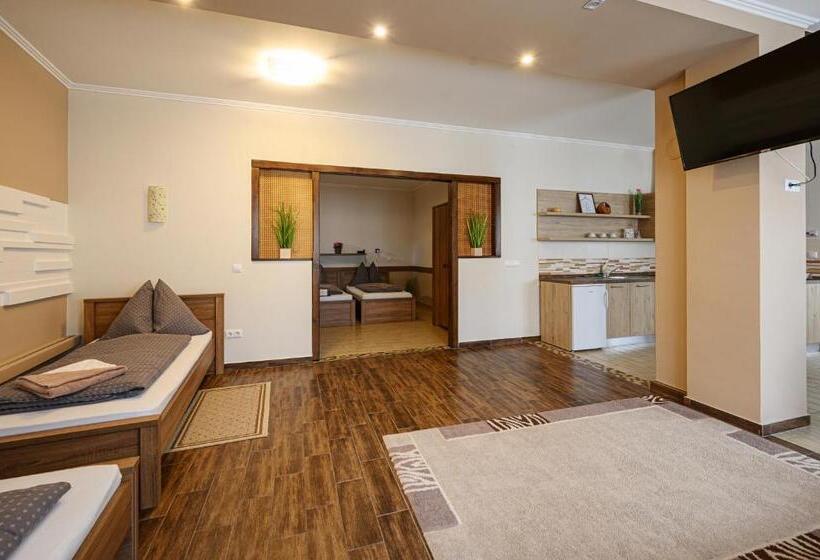 デラックスファミリールーム, Nádasdi Ház