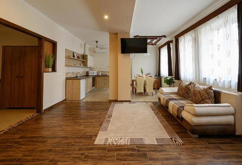 デラックスファミリールーム, Nádasdi Ház